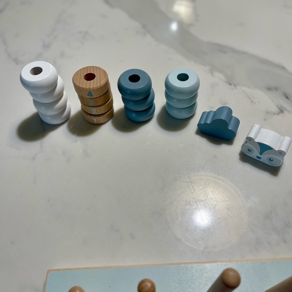 Wood stacking and sorting toy - Picture 5 of 7